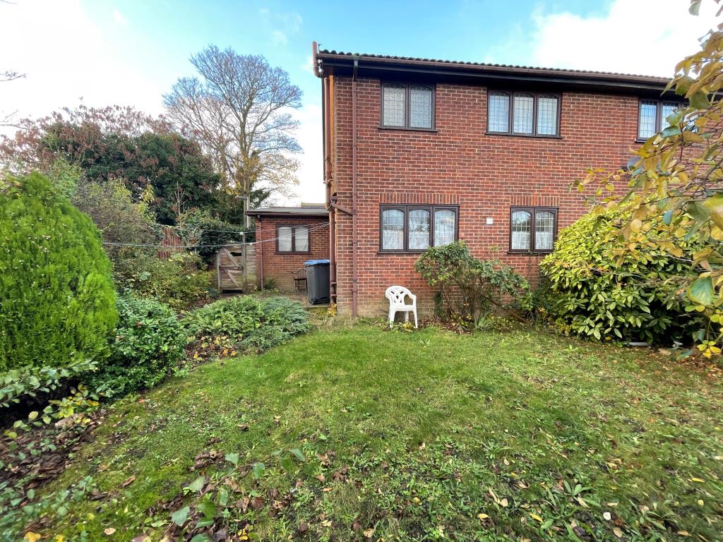 Lot: 135 - THREE-BEDROOM SEMI-DETACHED HOUSE FOR IMPROVEMENT - Garden to rear